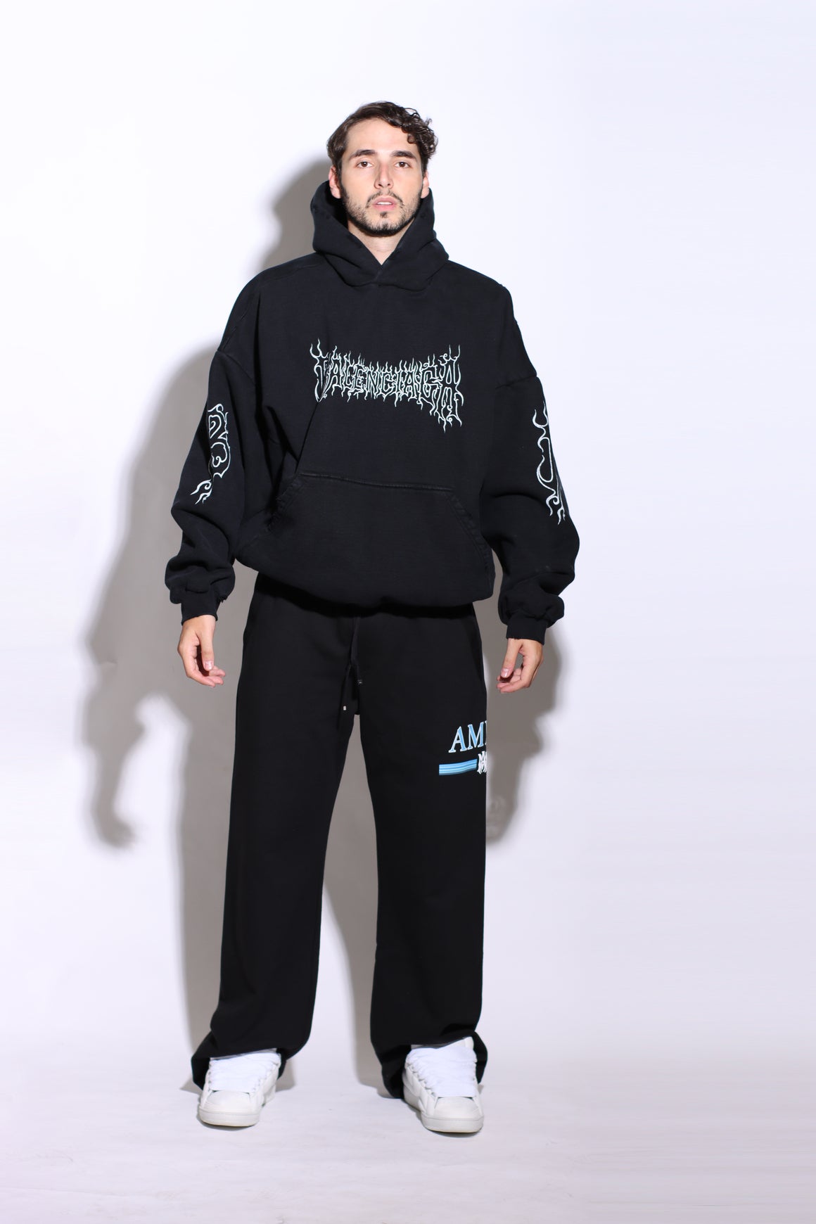 BALENCIAGA - ROUND HOODIE BLACK / WHITE